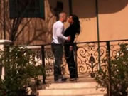 La signora dalle grandi tette tradisce con l'uomo calvo sulle scale